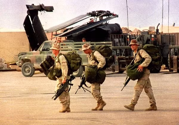 Tổng cộng phía Mỹ huy động vào trận chiến này chỉ 160 quân, 19 máy bay các loại và 12 xe bọc thép, xe tải. Khi cuộc giao tranh leo thang ngoài tầm kiểm soát, Mỹ buộc phải muối mặt nhờ Liên Hiệp Quốc đưa quân tới can thiệp. Nguồn ảnh: Specialoperations.