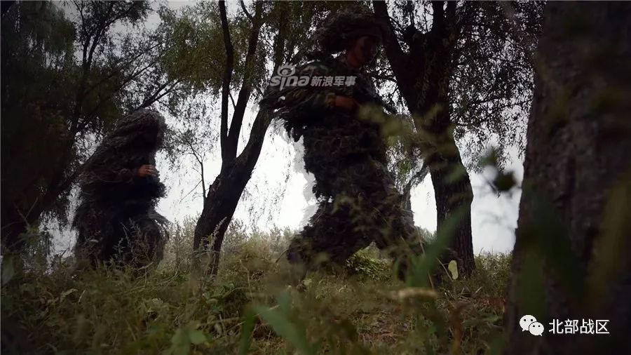 Súng có khả năng bắn bán tự động với hộp tiếp đạn 10 viên sử dụng loại đạn 7,62x54mmR. Khẩu súng này có tầm bắn tối đa lên tới 1300 mét khi sử dụng kính ngắm quang học hỗ trợ. Sơ tốc đầu đạn của Dragunov là khoảng 810 mét/giây. Nguồn ảnh: Sina.