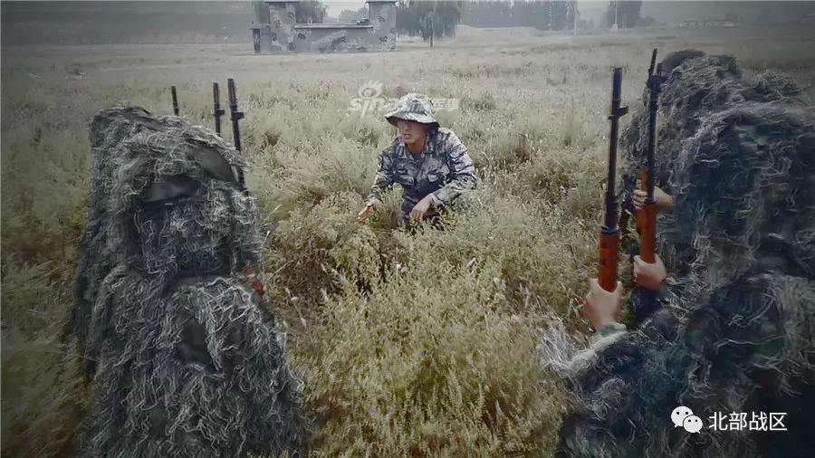 So với những khẩu súng bắn tỉa tiêu chuẩn của Trung Quốc hiện nay như khẩu QBU-88 có thiết kế bullpup, khẩu Dragunov là cồng kềnh hơn rất nhiều. Tuy nhiên Dragunov vẫn là một trong những khẩu bắn tỉa chủ lực dành cho các đơn vị huấn luyện của đất nước này. Nguồn ảnh: Sina.