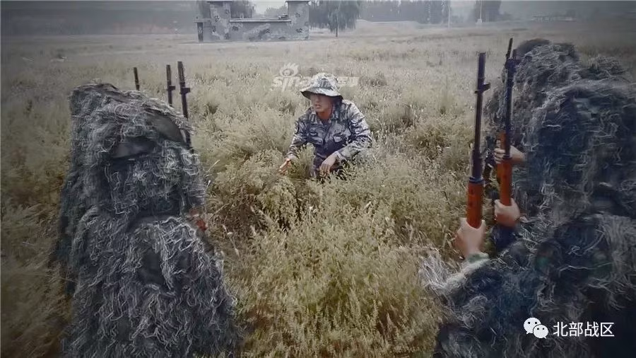 So với những khẩu súng bắn tỉa tiêu chuẩn của Trung Quốc hiện nay như khẩu QBU-88 có thiết kế bullpup, khẩu Dragunov là cồng kềnh hơn rất nhiều. Tuy nhiên Dragunov vẫn là một trong những khẩu bắn tỉa chủ lực dành cho các đơn vị huấn luyện của đất nước này. Nguồn ảnh: Sina.