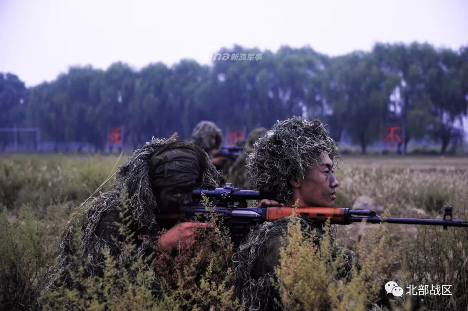 Nhược điểm của khẩu súng này là nó quá dài, lên tới 1225mm với phiên bản tiêu chuẩn. Phiên bản báng súng có khả năng gấp vào có thể thu gọn chiều dài của súng xuống còn 815mm - thuận tiện hơn cho việc di chuyển. Nguồn ảnh: Sina.