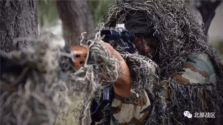 Trong những bức ảnh gần đây được lan truyền trên mạng xã hội Trung Quốc, có thể thấy một đơn vị bắn tỉa của nước này được huấn luyện với khẩu súng trường bắn tỉa Dragunov SVD - một khẩu súng bắn tỉa đã ra đời từ những năm 60 của thế kỷ trước. Nguồn ảnh: Sina.