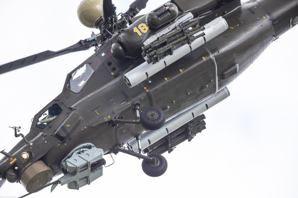 Tuy nhiên ngay sau đó, các thiết kế Liên Xô nhận ra việc trang bị một khoang chở quân có khả năng mang theo 8 binh sĩ là điều quá dư thừa đối với một chiếc trực thăng vũ trang chuyên biệt như Mi-28. Mặc dù vậy, các bản cải tiến thiết kế sau này của Mi-28 vẫn giữ lại khả năng chở quân nhưng giảm xuống chỉ còn khoảng 3 binh sĩ. Nguồn ảnh: Sina.