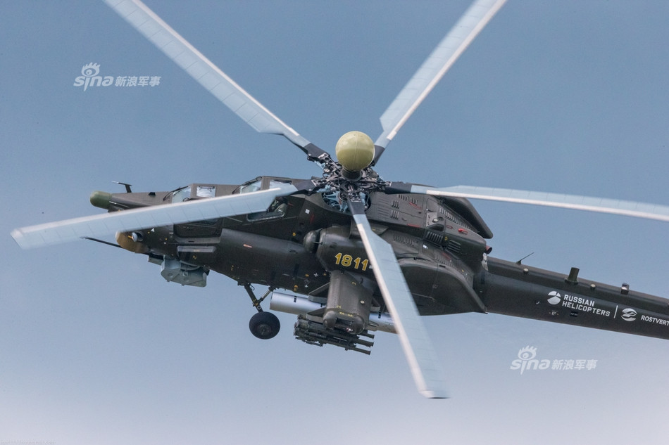 Năm 1982, nguyên mẫu đầu tiên của Mi-28 đã được ra đời và được cất cánh vào ngày 10/11 cùng năm. Mặc dù tới năm 1984, Không quân Liên Xô đã lựa chọn trực thăng đồng trục Ka-50 làm trực thăng chống tăng tuy nhiên, khác với nhiều dự án khác bị cắt bỏ ngân sách trong thời điểm này, Mi-28 vẫn được ưu tiên phát triển và hoàn thiện nốt. Nguồn ảnh: Sina.