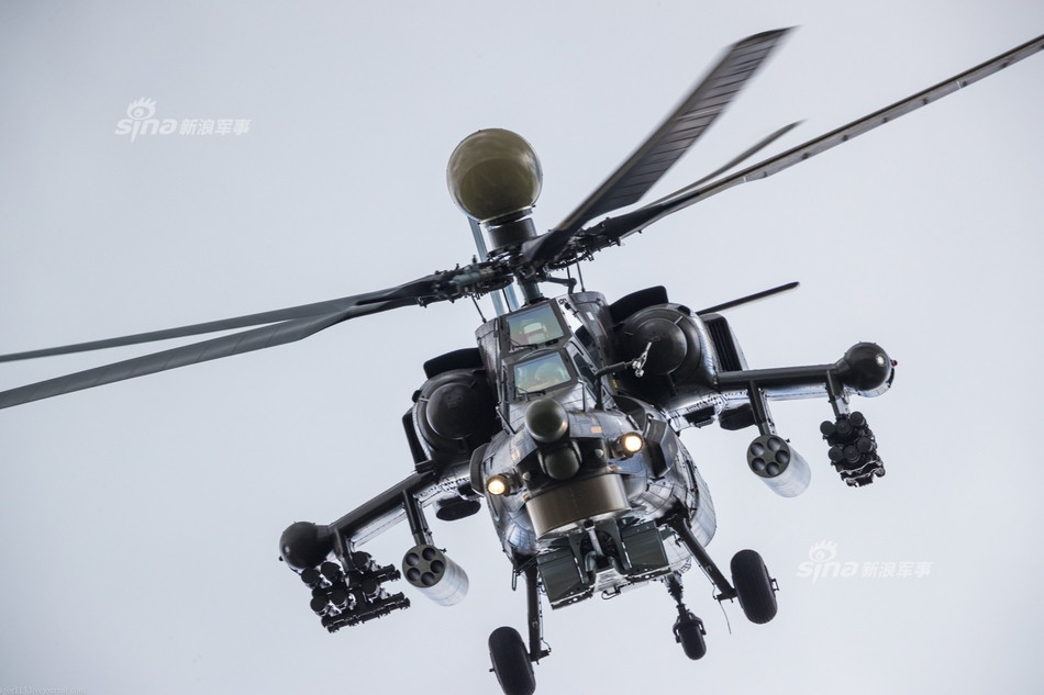 Rất nhiều thiết kế đã được cân nhắc, tuy nhiên cuối cùng, vào năm 1977, thiết kế được lựa chọn như chiếc Mi-28 ngày nay lại loại bỏ đi khả năng chở quân. Các thiết kế sư Liên Xô khi đó cũng cho rằng, Mi-28 sẽ được sử dụng song song cùng Mi-24 nên khả năng chở quân như trên Mi-24 sẽ trở nên thừa thãi. Nguồn ảnh: Sina.