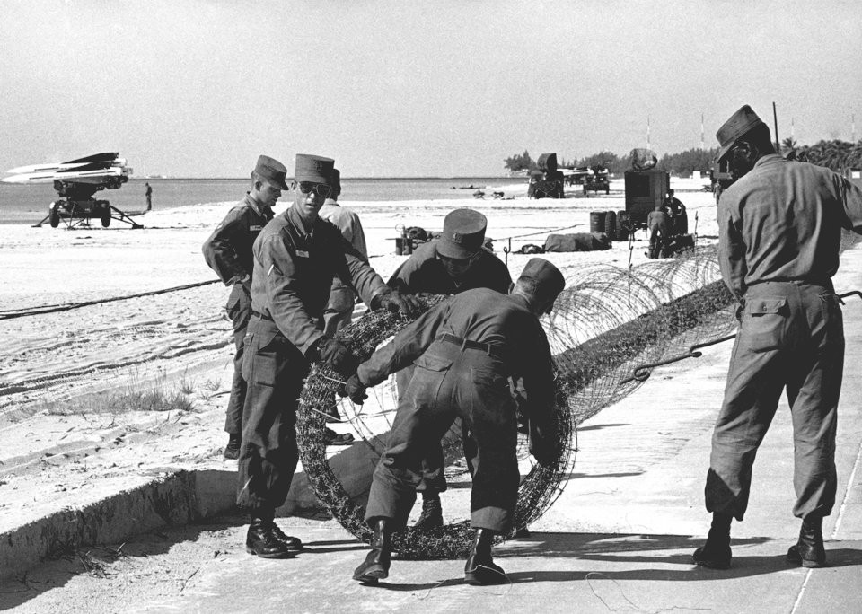 Binh lính Mỹ phong toả bãi biển, đề phòng một cuộc tấn công đổ bộ của Cuba. Nguồn ảnh: BI.