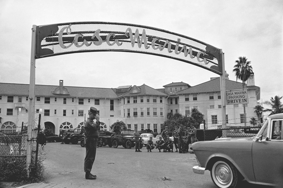 Xét trên mọi phương diện, Florida sẽ nằm dưới tầm bắn của cả hai phe và điều này biến đây thành tuyến phòng thủ đánh chặn quan trọng bậc nhất của Mỹ. Ảnh: Khách sạn Casa Marina trở thành đại bản doanh của Quân đội Mỹ ở Florida. Nguồn ảnh: BI.