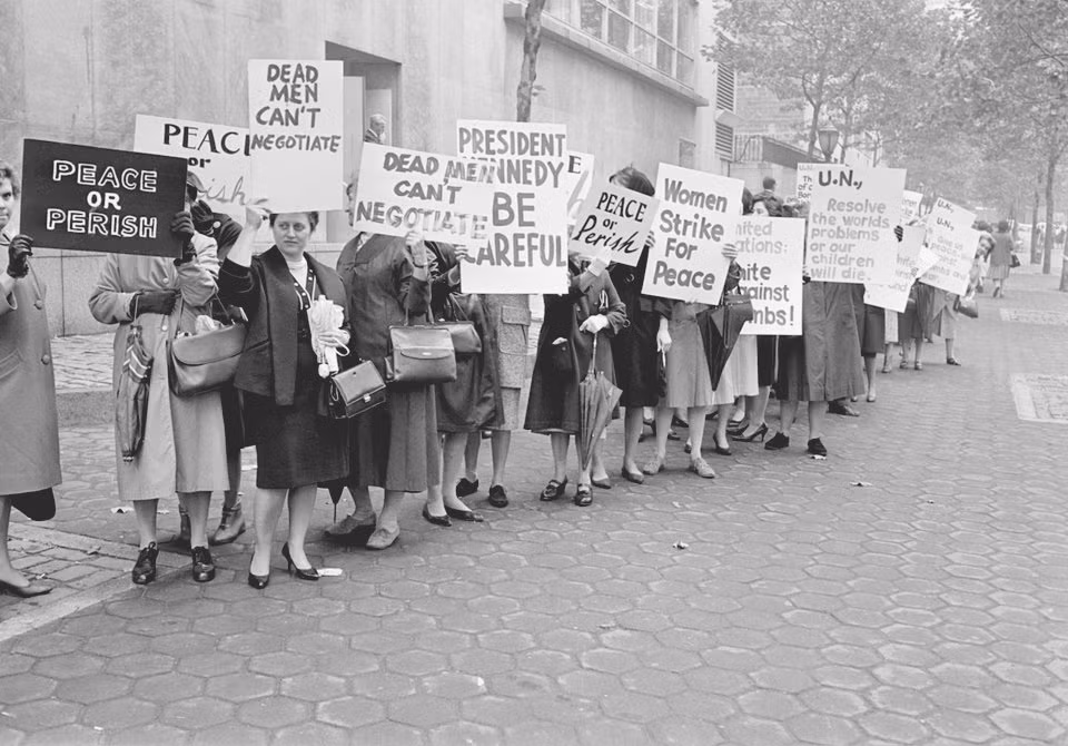 Người dân Mỹ đổ xuống đường biểu tình đòi hoà bình và yêu cầu chính phủ của Mỹ cũng như của Cuba và Liên Xô phải xuống nước nhượng bộ lẫn nhau trước khi mọi chuyện vượt quá ngoài tầm kiểm soát. Nguồn ảnh: BI.