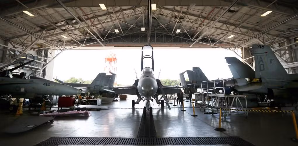 Cách bảo quản đơn giản nhất của những chiến đấu cơ này đó là cất chúng vào nhà chứa máy bay. Tuy nhiên tùy từng sân bay mà nhà chứa máy bay có thể chịu được bão hay không. Nguồn ảnh: Pinterest.
