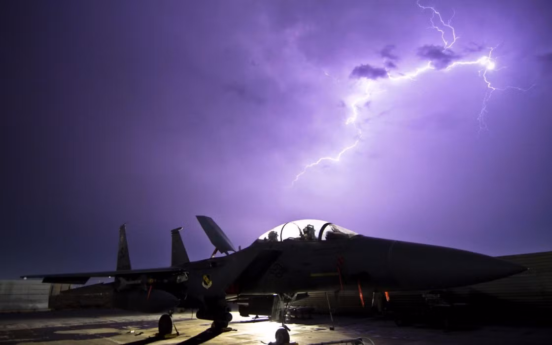 Mặc dù được thiết kế để chiến đấu trong mọi điều kiện thời tiết, tuy nhiên các máy bay chiến đấu hiện đại ngày nay vẫn khó có thể hoạt động được trong điều kiện thời tiết "mưa gió bão bùng". Nguồn ảnh: Flickr