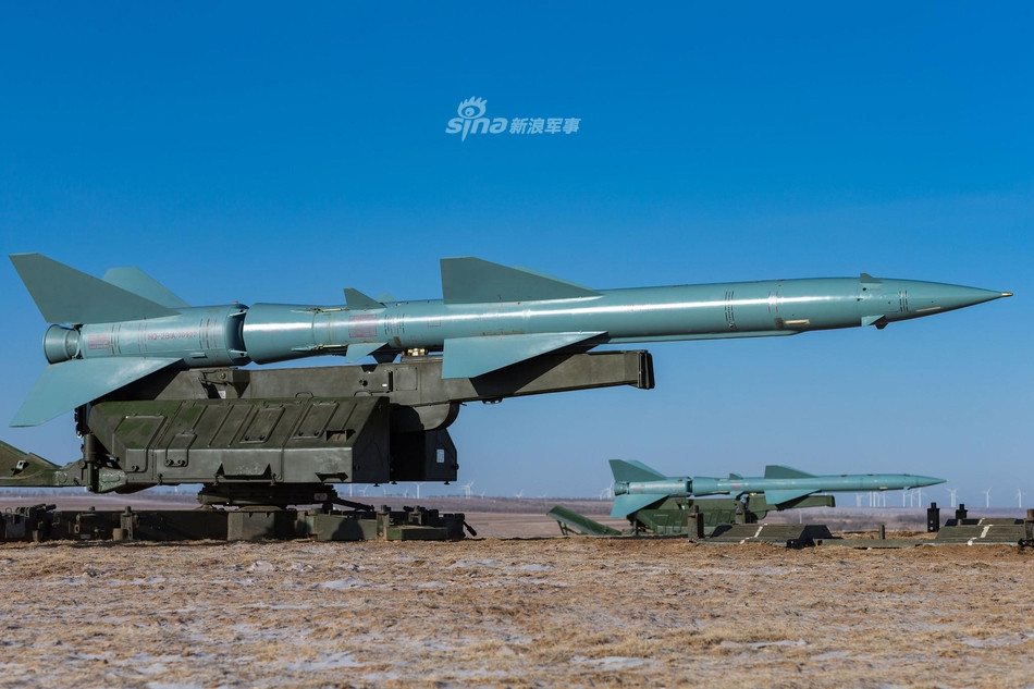 Tên lửa phòng không HQ-2 có hai tầng tương đương với hai giai đoạn phóng, giai đoạn đầu tiên nó sẽ sử dụng nhiên liệu rắn để tăng gia tốc, giai đoạn thứ hai sử dụng động cơ nhiên liệu lỏng. Tổng cộng, tên lửa HQ-2 có tầm bắn tới 45 km. Nguồn ảnh: Sina.