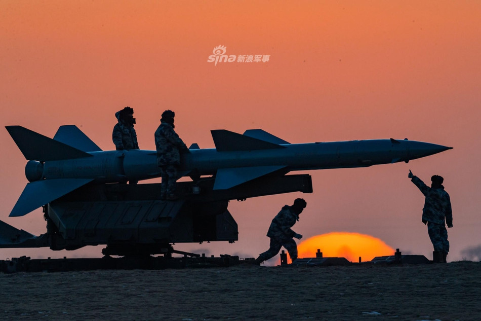 Khoảng 20 năm trước, Trung Quốc đã chuyển giao công nghệ chế tạo tên lửa S-75 Dvina cho phía Iran. Mặc dù ra đời từ những năm 50 của thế kỷ trước, tuy nhiên công nghệ chế tạo HQ-2 của Bắc Kinh vẫn cực kỳ hữu dụng với Iran ngày nay. Nguồn ảnh: Sina.