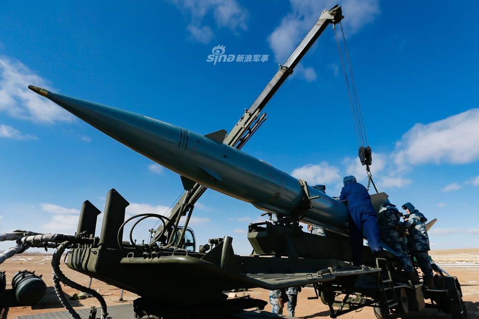 Về cơ bản, loại tên lửa phòng không chiến lược này không có nhiều điểm khác biệt so với phiên bản S-75 Dvina do Liên Xô chế tạo. HQ-2 cũng sử dụng tên lửa có trọng lượng khoảng 2,3 tấn, dài 10.600 mm và có đường kính 700mm. Nguồn ảnh: Sina.