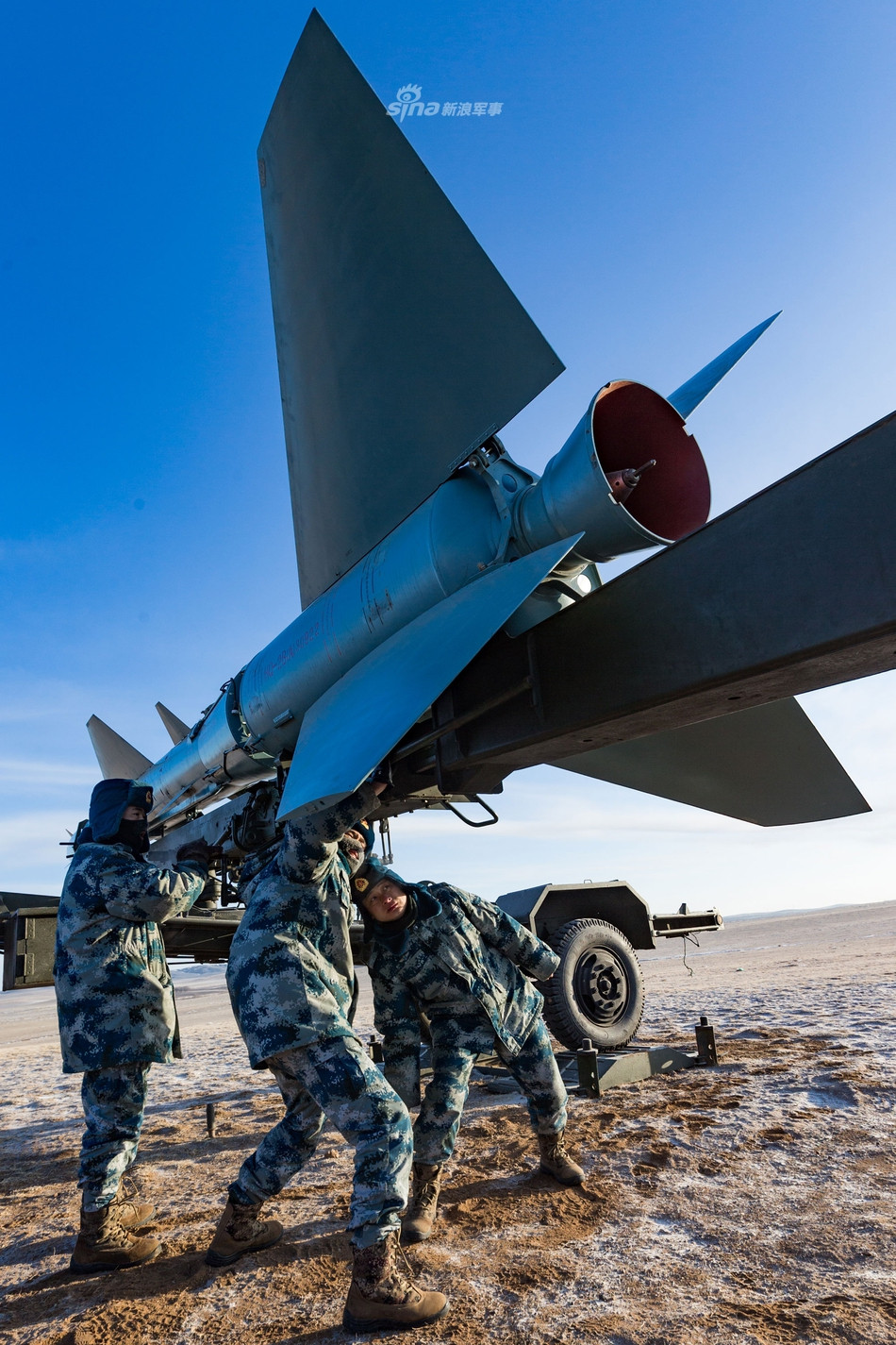 Đầu đạn nổ của loại tên lửa Trung quốc này có trọng lượng 200 kg và là đầu đạn nổ mảnh. Đầu đạn có khả năng nổ cận đích, nổ tự huỷ hoặc nổ theo mệnh lệnh từ xe phóng. Nguồn ảnh: Sina.