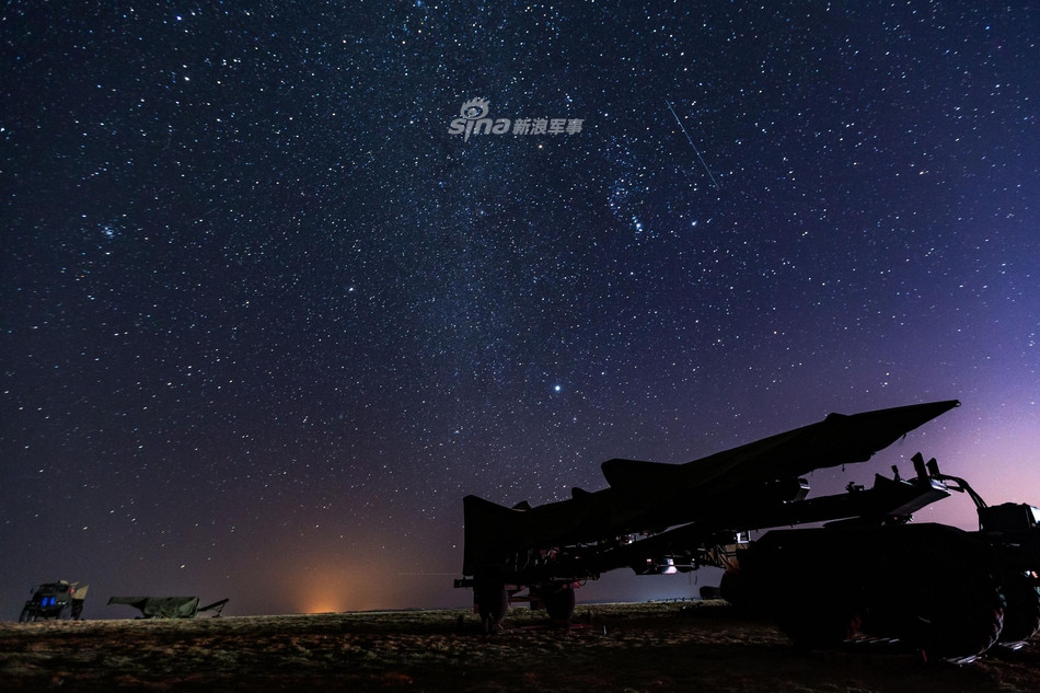 Trong thời kỳ chiến tranh chống Mỹ cứu nước, Trung Quốc cũng viện trợ cho lực lượng tên lửa Việt Nam một số lượng lớn tên lửa HQ-2 do nước này tự sản xuất. Những tên lửa HQ-2 của Trung Quốc và S-75 của Liên Xô trên chiến trường Việt Nam đã tỏ ra hiệu quả không thua kém nhau và góp phần quan trọng trong chiến thắng của quân và dân ta trong cuộc trường kỳ kháng chiến này. Nguồn ảnh: Sina.