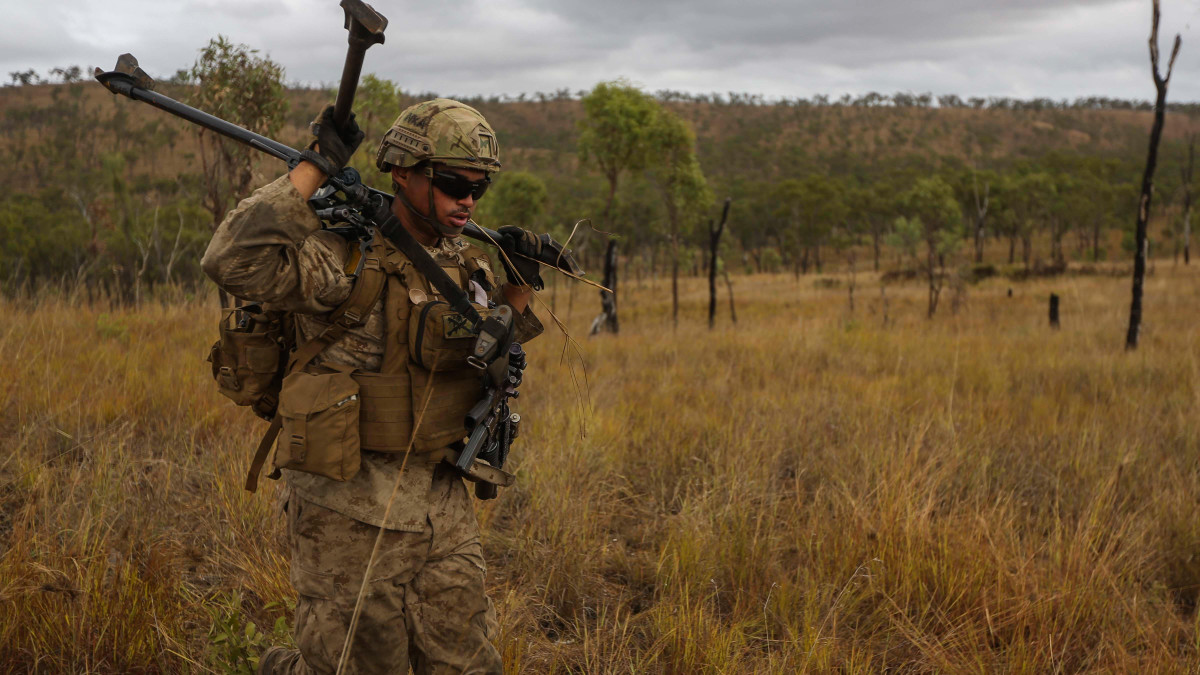M240 có tầm bắn hiệu quả 1100 mét. Tuy nhiên do có độ giật quá lớn, súng cần có bộ phận chân đế để ổn định đường bắn khiến cho nó rất cồng kềnh và cần nhiều người mang vác mới có thể cơ động được trên chiến trường. Bù lại, việc sử dụng cỡ đạn 7,62x51mm lại giúp M240 cung cấp hoả lực mạnh hơn nhiều so với M249. Nguồn ảnh: Pinterest.
