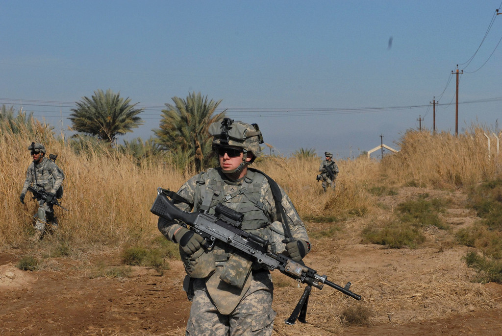 Cũng được thiết kế bởi Mỹ và Bỉ, khẩu súng máy này phục vụ biên chế quân đội Mỹ từ năm 1977 tới nay. Trọng lượng rỗng của khẩu súng máy này đã lên tới 12,5 kg chưa kể chân giá. Ngoài ra, việc sử dụng cỡ đạn 7,62x51mm cũng khiến trọng lượng của nó tăng lên tới hơn 16 kg khi lắp theo hộp tiếp đạn 100 viên - tức là nặng hơn gấp rưỡi khẩu M249. Nguồn ảnh: Flickr.