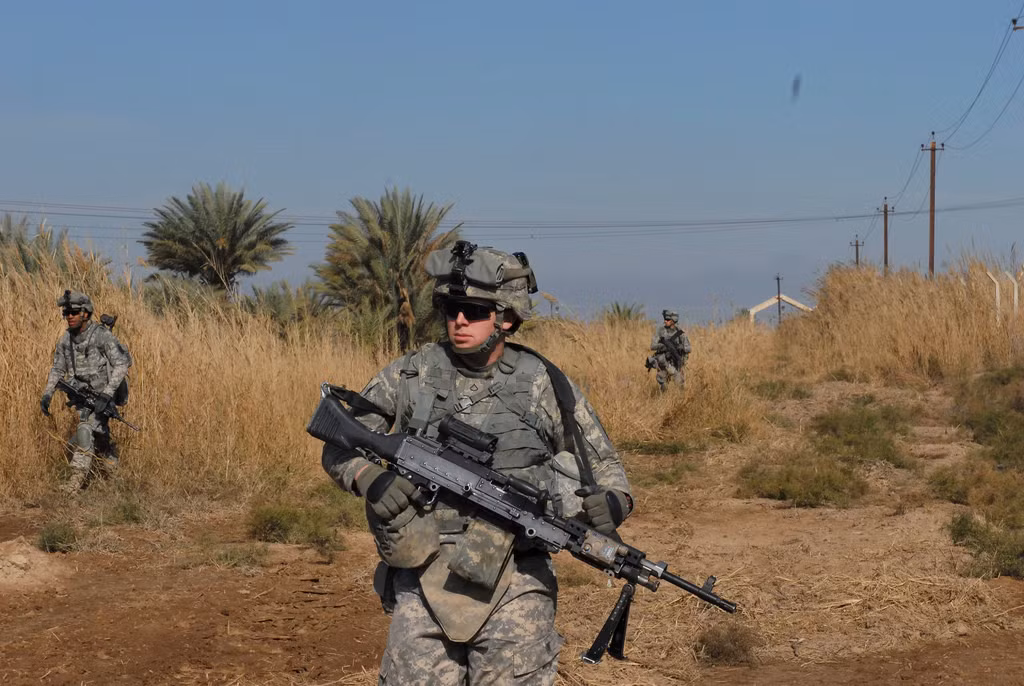 Cũng được thiết kế bởi Mỹ và Bỉ, khẩu súng máy này phục vụ biên chế quân đội Mỹ từ năm 1977 tới nay. Trọng lượng rỗng của khẩu súng máy này đã lên tới 12,5 kg chưa kể chân giá. Ngoài ra, việc sử dụng cỡ đạn 7,62x51mm cũng khiến trọng lượng của nó tăng lên tới hơn 16 kg khi lắp theo hộp tiếp đạn 100 viên - tức là nặng hơn gấp rưỡi khẩu M249. Nguồn ảnh: Flickr.