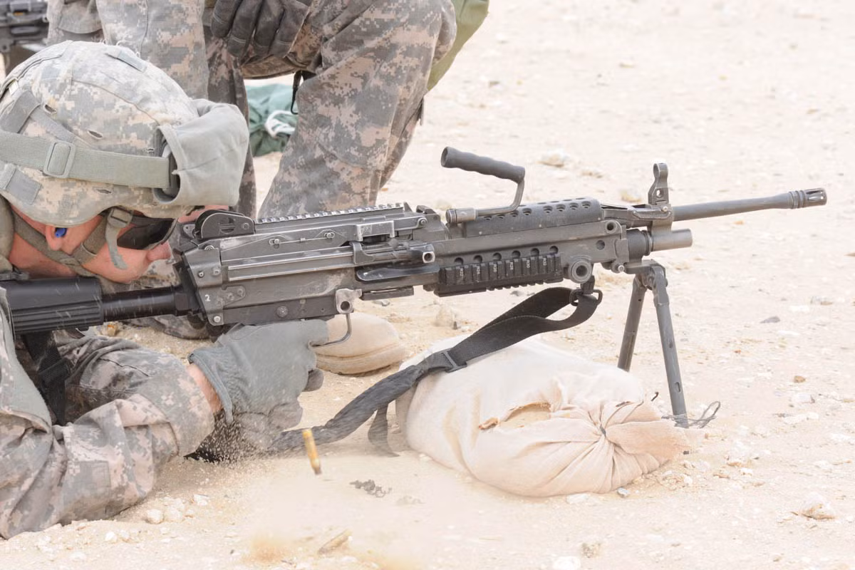 Khẩu súng máy Mỹ này có trọng lượng 10kg (bao gồm đạn), sử dụng cỡ đạn 5,56x45mm chuẩn NATO và có tốc độ bắn tối đa 850 viên/phút, Khẩu súng này có sơ tốc đầu nòng đạt 915 mét/giây, tầm bắn tối đa theo lý thuyết là 800 mét và trên thực tế đạt tầm bắn khoảng 1000 mét. Nguồn ảnh: Flickr.
