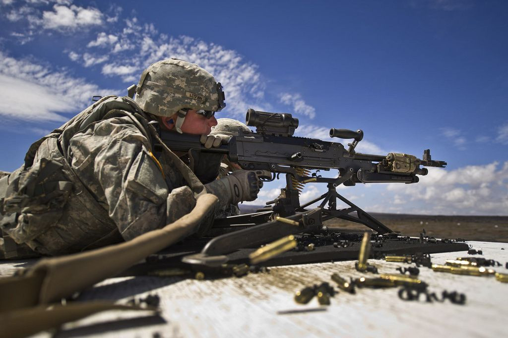 Vẫn tiếp tục sử dụng cỡ đạn 7,62x51mm, chiều dài nòng của súng máy hạng nhẹ M240L cũng vẫn được giữ nguyên cho phép nó đạt tầm bắn 1100 mét tương đương với phiên bản cũ. Tuy nhiên tốc độ bắn bị giảm xuống chỉ còn 650 viên/phút. Nguồn ảnh: Militarybenefits.