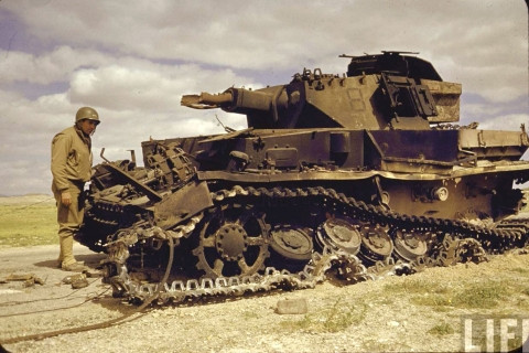 Thực tế khả năng diệt tăng của Đồng minh lại tới từ lực lượng Không quân nhiều hơn là tới từ lực lượng lục quân do trang bị chống tăng trên mặt trận này của Đồng minh còn quá yếu. Nguồn ảnh: Life.