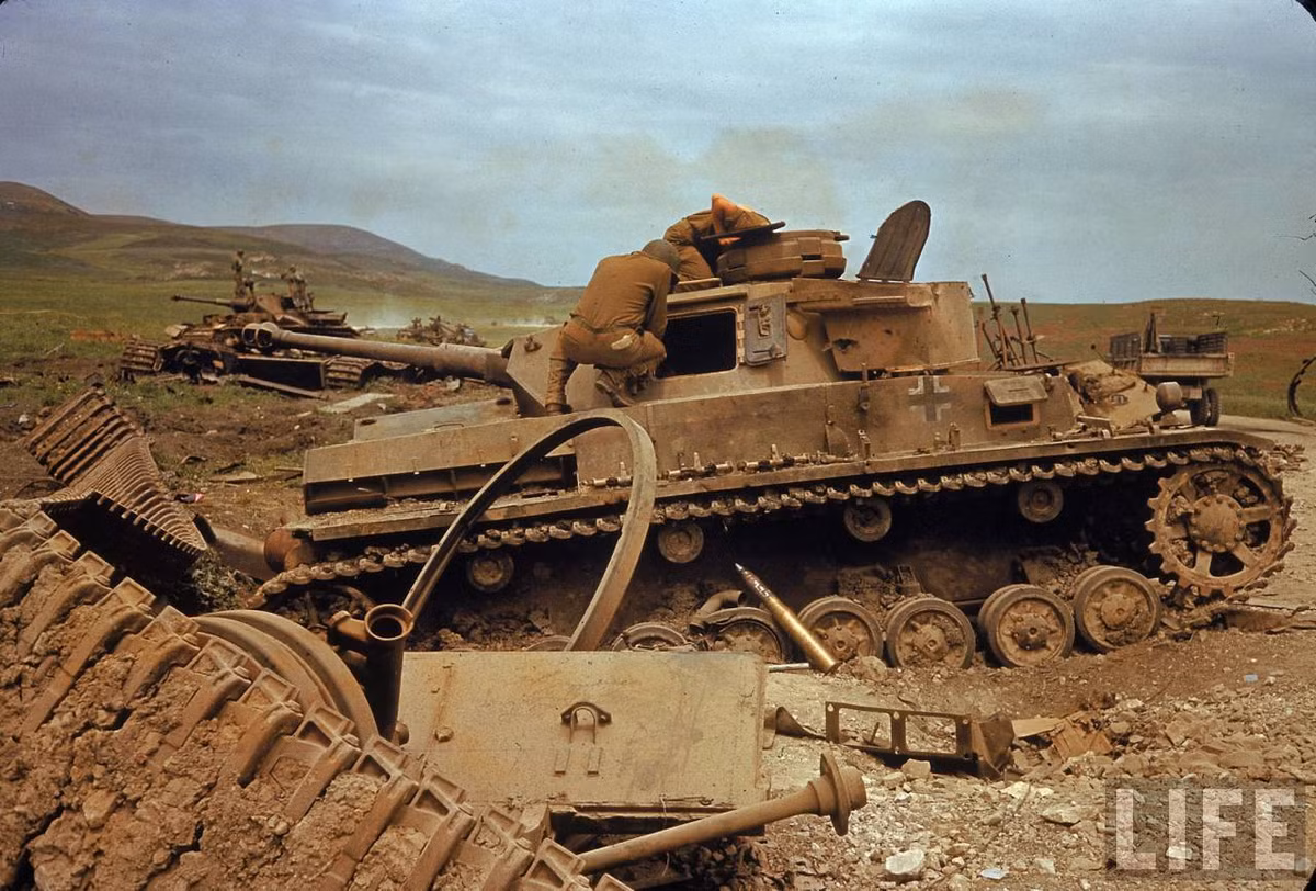 Quân Mỹ đang lục soát chiếc Panzer IV sau bị bỏ lại trên "Xa lộ tử thần" sau trận El Guettar ở Tunisia. Nguồn ảnh: Life.