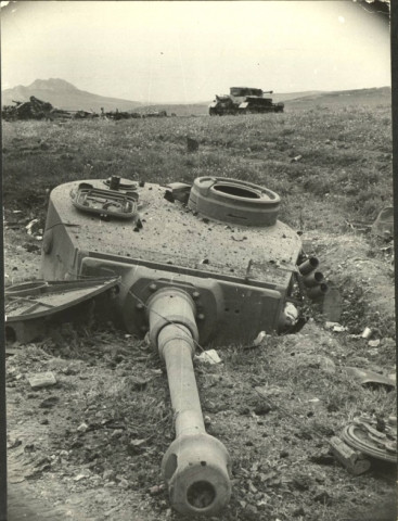 Tháp pháo của một chiếc Panzer IV nằm lăn lóc bên vệ đường. Nguồn ảnh: WW2live.