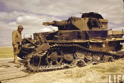 Thực tế khả năng diệt tăng của Đồng minh lại tới từ lực lượng Không quân nhiều hơn là tới từ lực lượng lục quân do trang bị chống tăng trên mặt trận này của Đồng minh còn quá yếu. Nguồn ảnh: Life.