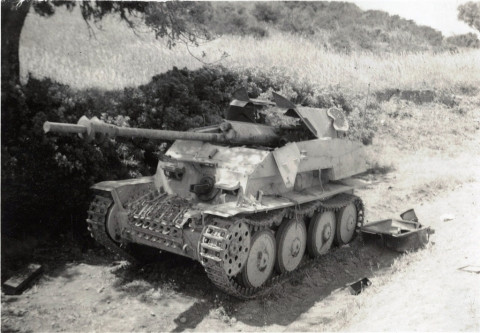 Pháo tự hành Marder của Đức bị bỏ lại trên chiến trường. Nguồn ảnh: WW2live.