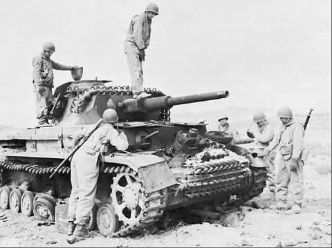 Một xe tăng Panzer IV của phát xít Đức cũng chịu chung số phận với những chiếc đàn anh Panzer III. Nguồn ảnh: WW2live.