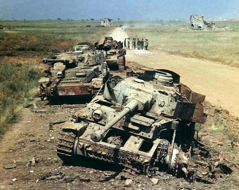 Một hàng ba chiếc Panzer IV của Đức bị oanh tạc cơ của Đồng minh hạ gục. Nguồn ảnh: WW2live.