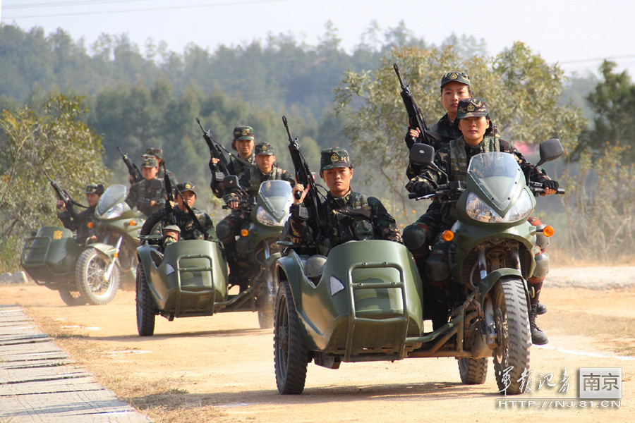 Thông thường, các nữ quân nhân trong quân đội Trung Quốc sẽ đảm nhận các vị trí đặc biệt như thông tin liên lạc, tình báo, đặc nhiệm bảo vệ yếu nhân,... Nguồn ảnh: NJ81.