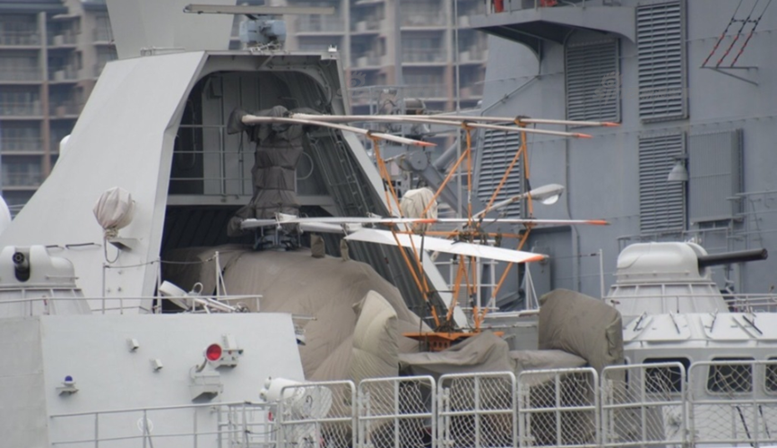 Cận cảnh hệ thống pháo cao tốc AK-630 và trực thăng săn ngầm được biên chế trên tàu 015. Nguồn ảnh: Sina.