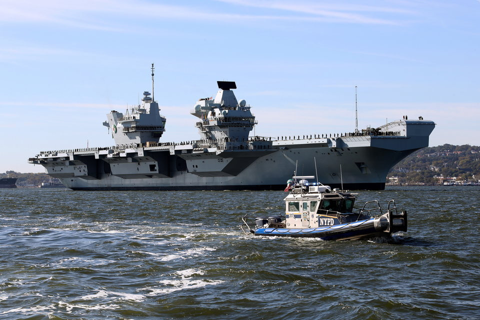 HMS Queen Elizabeth được gia nhập biên chế Hải quân Hoàng gia Anh vào năm ngoái và dự kiến, tàu sẽ chính thức hoạt động cùng phi cơ F-35 trong thời gian khoảng 2 tới 3 năm tới. Nguồn ảnh: BI.