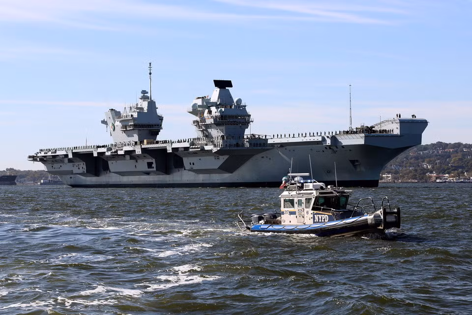 HMS Queen Elizabeth được gia nhập biên chế Hải quân Hoàng gia Anh vào năm ngoái và dự kiến, tàu sẽ chính thức hoạt động cùng phi cơ F-35 trong thời gian khoảng 2 tới 3 năm tới. Nguồn ảnh: BI.