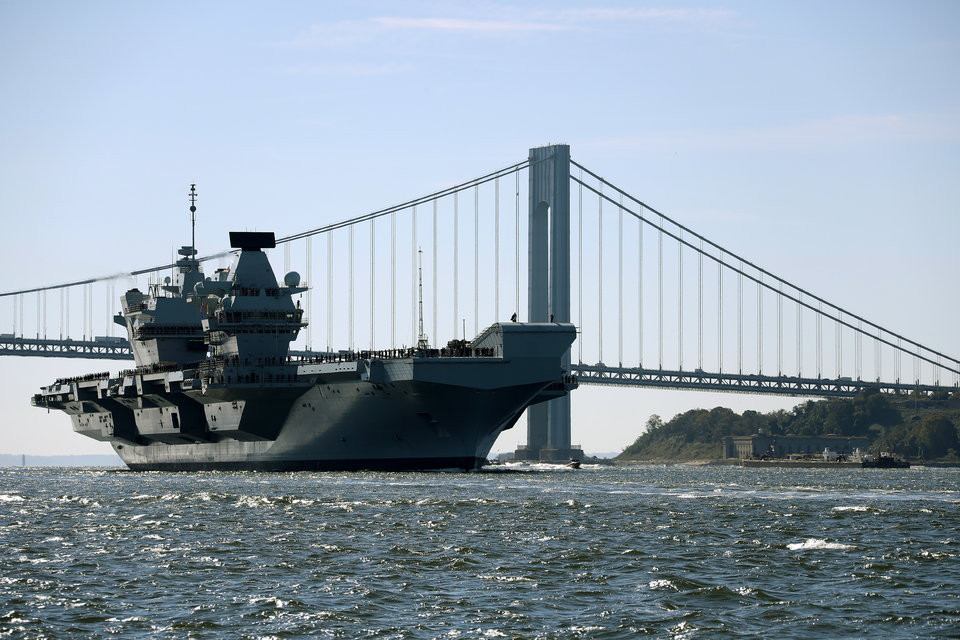 Trong vài tuần qua, Soái hạm của Hải quân Hoàng gia Anh chiếc HMS Queen Elizabeth đã tới Mỹ để bắt đầu quá trình huấn luyện với các máy bay F-35. Nguồn ảnh: BI.