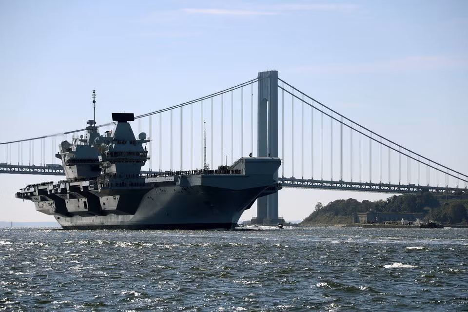 Trong vài tuần qua, Soái hạm của Hải quân Hoàng gia Anh chiếc HMS Queen Elizabeth đã tới Mỹ để bắt đầu quá trình huấn luyện với các máy bay F-35. Nguồn ảnh: BI.