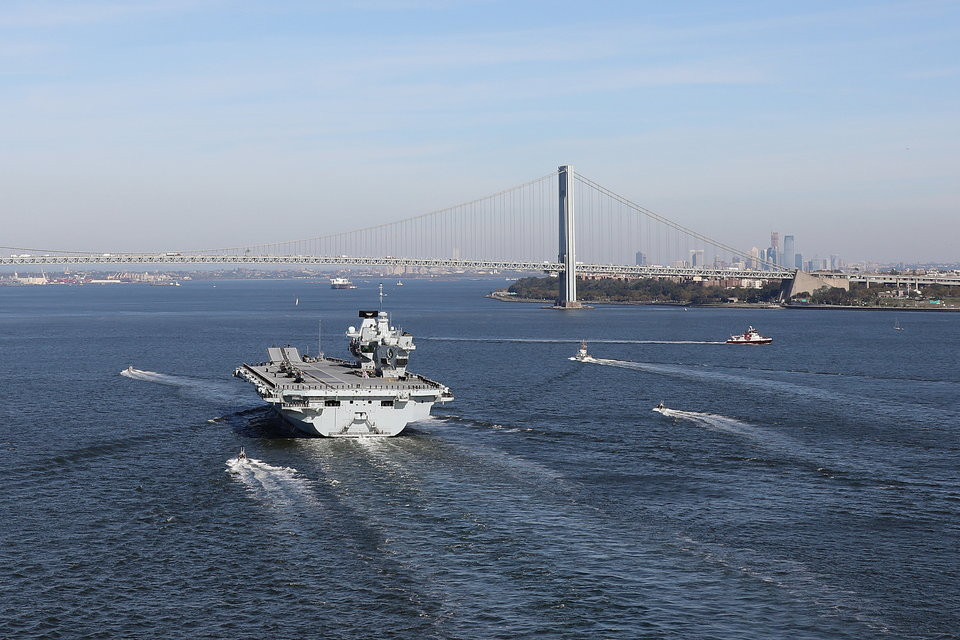 Chuyến thăm này mang một biểu tượng rất lớn chứng minh mối quan hệ khẳng khít giữa Hải quân Hoàng gia Anh với Hải quân Mỹ. Nguồn ảnh: BI.