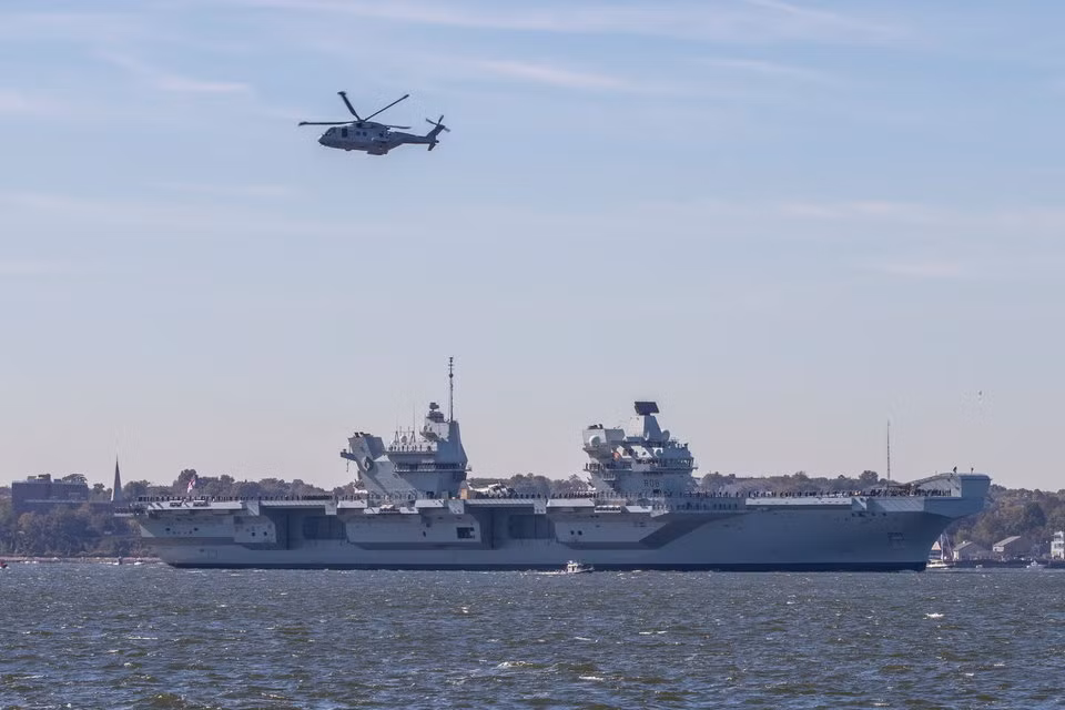 Tàu sân bay HMS Queen Elizabeth rất dễ nhận ra với hai tháp điều khiển, trong đó có một tháp điều khiển tàu giống như trên các tàu chiến thông thường khác còn một tháp làm nhiệm vụ điều khiển không lưu. Nguồn ảnh: BI.