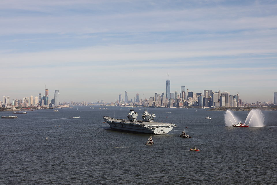 Các phi công Hải quân Hoàng gia Anh thậm chí còn tập luyện cất - hạ cánh trên tàu sân bay Mỹ. Tuy nhiên tàu sân bay Mỹ không có hệ thống cầu nhảy nên về cơ bản cách thức hoạt động là khác hoàn toàn các tàu sân bay Anh. Nguồn ảnh: BI.