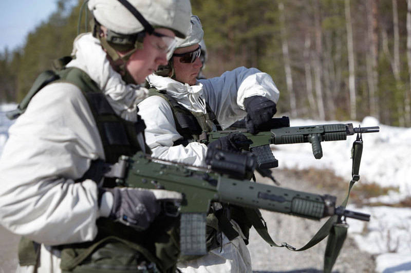 Khi được lắp thêm các loại kính ngắm gắn ngoài, phổ biến là loại kính ngắm có độ phóng đại x2 hoặc x3 có thể cho phép tầm bắn hiệu quả của khẩu súng này vượt lên tới 600 mét. Về lý thuyết, tầm bắn của Ak 5 là 3000 mét. Nguồn ảnh: Pinterest.