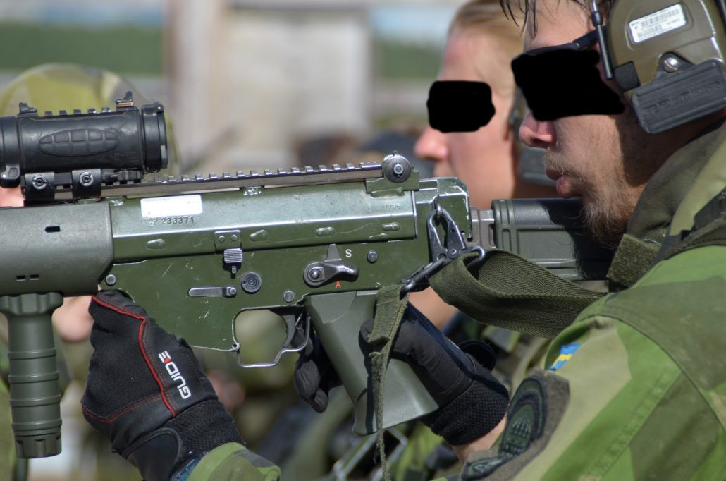 Giống như mọi loại súng khác được Thuỵ Điển chế tạo, súng trường tấn công Ak 5 sử dụng loại đạn cỡ 5,56x45mm chuẩn NATO. Khẩu súng này cũng sử dụng cơ chế khoá nòng xoay và trích khí khoá nòng để lên đạn giống như mọi loại súng tự động khác trên thế giới hiện nay. Nguồn ảnh: Lord.