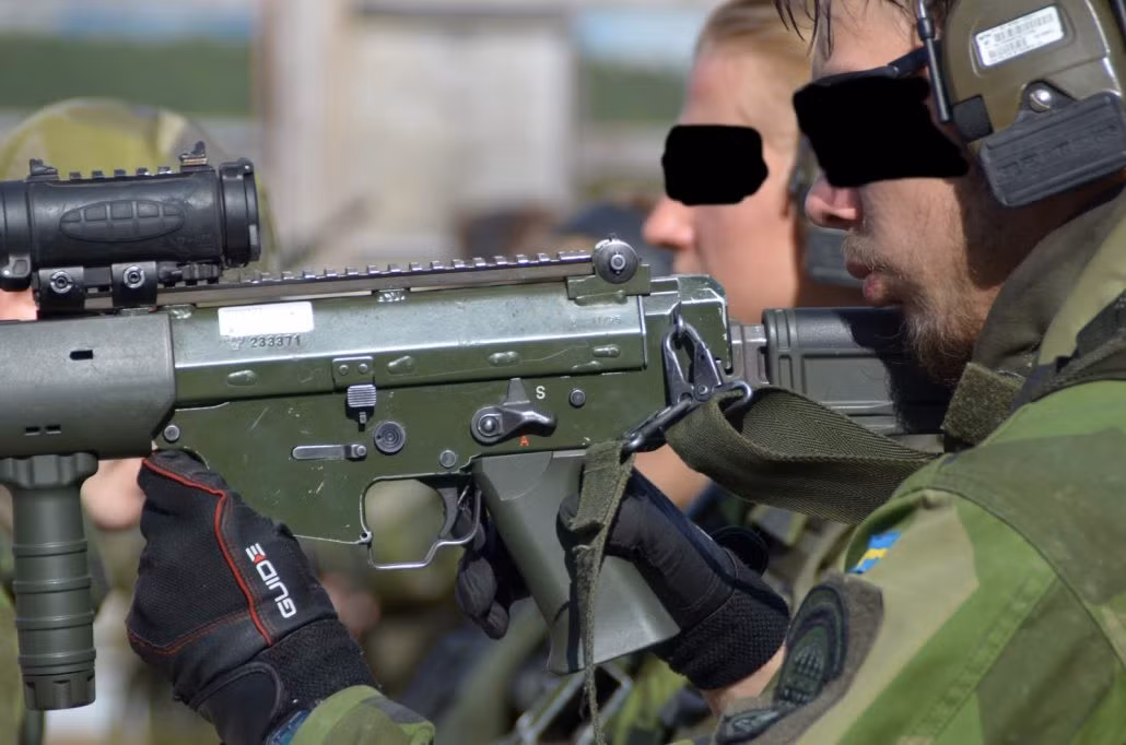 Giống như mọi loại súng khác được Thuỵ Điển chế tạo, súng trường tấn công Ak 5 sử dụng loại đạn cỡ 5,56x45mm chuẩn NATO. Khẩu súng này cũng sử dụng cơ chế khoá nòng xoay và trích khí khoá nòng để lên đạn giống như mọi loại súng tự động khác trên thế giới hiện nay. Nguồn ảnh: Lord.