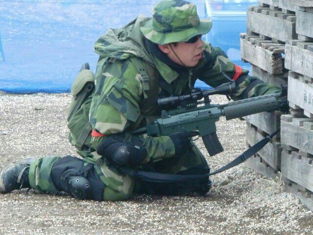 Do là một quốc gia có khí hậu khá khắc nghiệt, Thuỵ Điển khẳng định khẩu Ak 5 của mình là một trong số ít những khẩu súng hiện đại trên thế giới ngày nay có thể hoạt động được ở nhiệt độ -30 độ mà hoàn toàn không gặp bất cứ vấn đề gì. Nguồn ảnh: Arms.