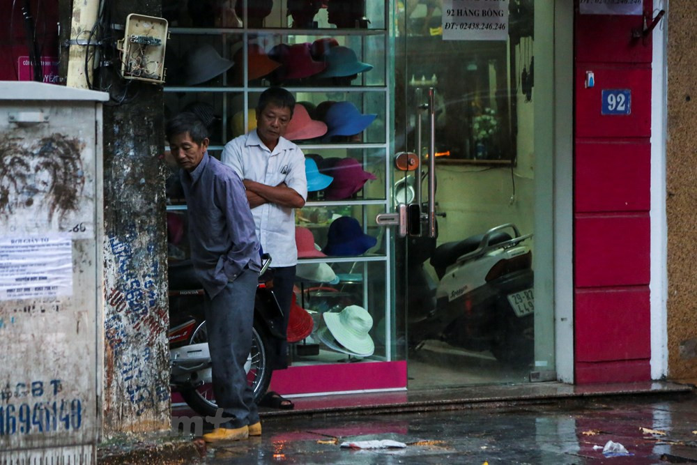 Thời tiết Hà Nội được dự báo trong sáng 10/10 còn có mưa rào và dông.Trời chuyển lạnh với nhiệt độ thấp nhất phổ biến 20-22 độ. (Ảnh: Minh Sơn/Vietnam+)