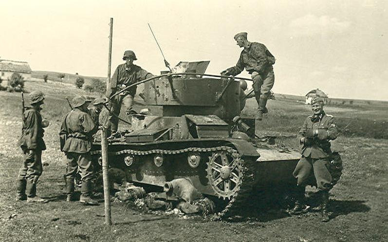 Nhiều loại xe tăng đã được đưa ra thử nghiệm với hệ thống điều khiển từ xa bao gồm T-18, T-26, T-38, BT-5 hay thậm chí là "xe đua" BT-7 cũng được mang ra thử nghiệm. Tuỳ từng mẫu mã, chủng loại, các xe tăng có thể thực hiện được từ 16 tới 24 lệnh thông qua bộ điều khiển. Nguồn ảnh: Estranky