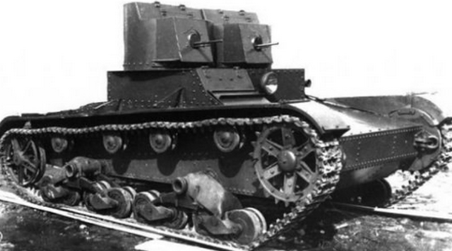 Các loại vũ khí thông thường của xe tăng điều khiển từ xa bao gồm súng máy DT, súng phun lửa, lựu đạn khói và đôi khi là cả bọc phá. Khi sử dụng bọc phá, xe tăng có nhiệm vụ vượt lửa đạn của đối phương đưa khối bọc phá tới gần công sự và thả xuống sau đó chạy ra xa, kíp điều khiển từ xa sẽ kích nổ khối bọc phá sau khi đưa xe tăng ra khỏi tầm ảnh hưởng. Nguồn ảnh: Estranky