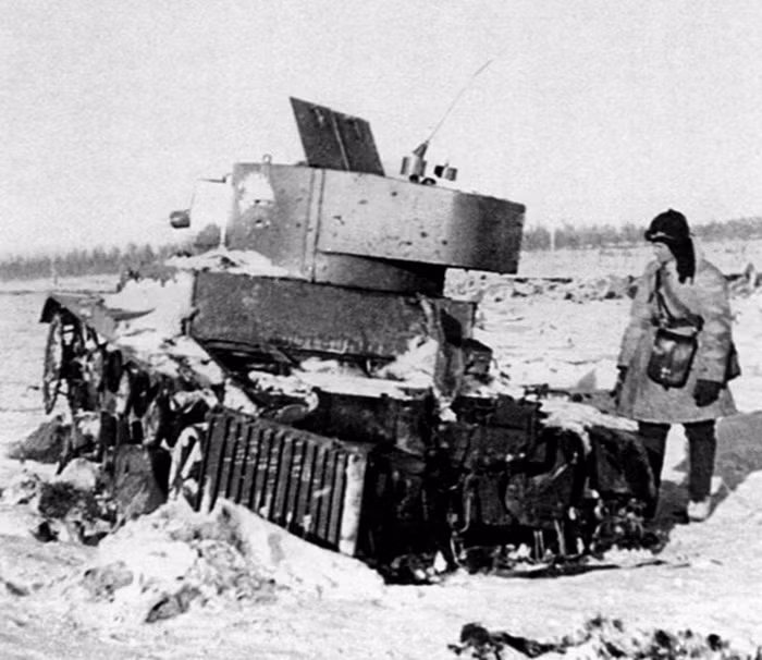 Theo tài liệu ghi nhận lại, xe tăng Teletank có khả năng mang theo tối đa 700 kg bọc phá - đủ sức để phá huỷ 4 tầng ngầm dưới lòng đất trong trường hợp công sự được xây dựng kiên cố nhiều lớp. Nguồn ảnh: Estranky