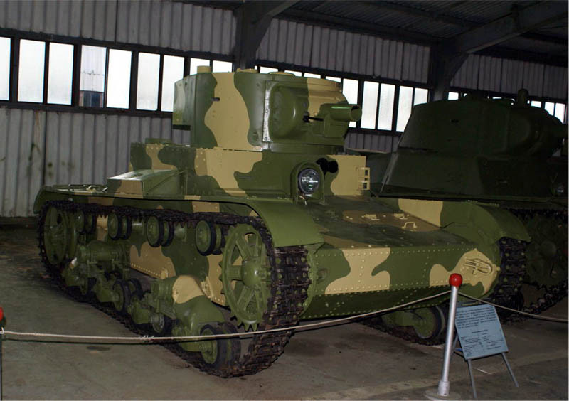 Các lệnh thông thường nhất mọi xe tăng đều được gán cho bao gồm tiến, lùi, rẽ các hướng, xoay tháp pháo các hướng, khai hoả, thả bọc phá và kích nổ (nếu có),.... Nguồn ảnh: Estranky