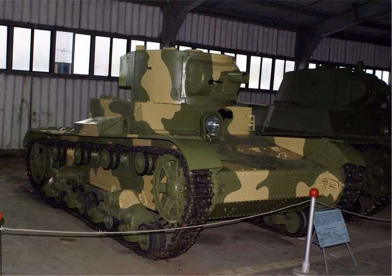 Các lệnh thông thường nhất mọi xe tăng đều được gán cho bao gồm tiến, lùi, rẽ các hướng, xoay tháp pháo các hướng, khai hoả, thả bọc phá và kích nổ (nếu có),.... Nguồn ảnh: Estranky